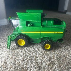 John Deere ERTL S680 Toy Combine